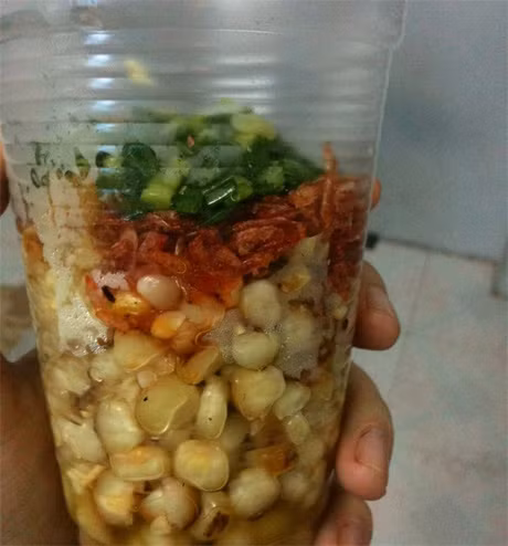 3. Bắp nướng mỡ hành (159 Phan Xích Long, phường 7, quận Phú Nhuận): Điểm đặc biệt của xe bắp nướng này là không để nguyên trái bắp mà tách hạt bỏ vào ly, bên trên cho ít mỡ hành, tép mỡ, ruốc, bột ớt tiện cho việc mang đi.