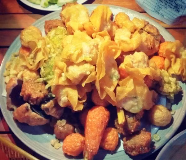 9. Cá viên chiên đường Lương Hữu Khánh, quận 1 là điểm ăn cá chiên có tiếng của dân văn phòng và học sinh - sinh viên gần đó. Quán chiên bằng dầu mới, có thao tác thấm hút dầu trước khi dọn cho khách nên không bị ngán ngấy. Điểm trừ là do đông khách nên thường tính lộn số lượng (nhiều hơn) xiên, đĩa khách gọi.