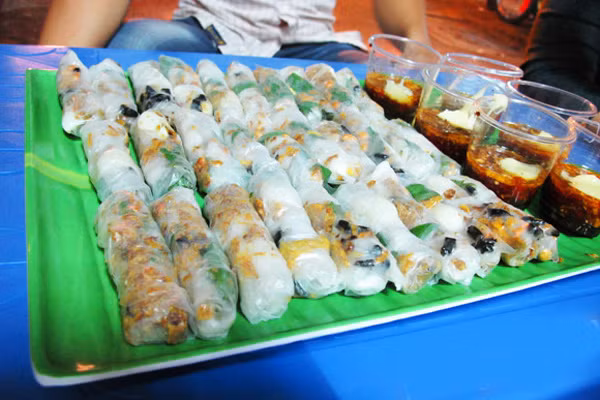 11. Bánh tráng cuốn trộn Bà Bắc (đường số 11, quận 4): Quán trong hẻm, không gian nhỏ, lúc nào cũng đông khách nên ồn và tất bật. Bánh ngon, nước chấm ổn, phục vụ nhiệt tình tuy nhiên khách đông nên phải chờ hơi lâu.