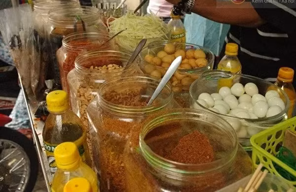 12. Bánh tráng trộn Chú Viên (đường Nguyễn Thượng Hiền, quận 3) hút thực khách với mùi thơm quyến rũ của các thành phần, nguyên liệu phối được phối theo tỷ lệ riêng. Đây cũng là quầy bánh tráng trộn bán theo số thứ tự duy nhất của Sài Gòn.