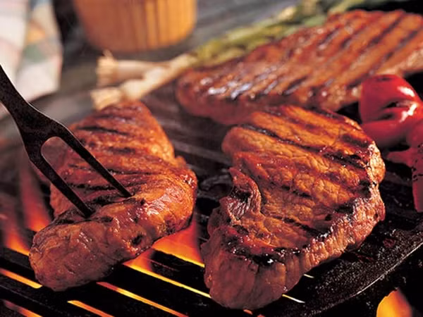 Mặt khác, các hydrocacbon thơm đa vòng (PAHs) được hình thành khi thịt đỏ được nấu hoặc nướng trên lửa lớn cũng kích hoạt các tế bào ung thư phát triển. 