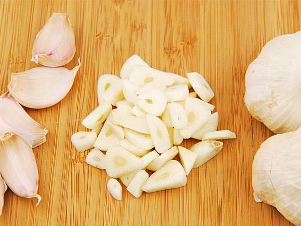 Với hàm lượng lưu huỳnh rất cao, tỏi được coi là một trong những chiến binh tích cực nhất cản trở sự rụng tóc và thúc đẩy tóc mọc dày hơn. Bên cạnh đó, trong tỏi còn có vitamin C rất tốt cho quá trình phục hồi tóc hư tổn.