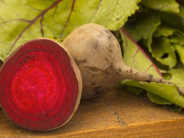 Củ cải đỏ có hàm lượng cao chất sắt và các chất chống oxy hóa. Vì vậy, loại củ này được coi là liều thuốc bổ tuyệt vời cho mái tóc.