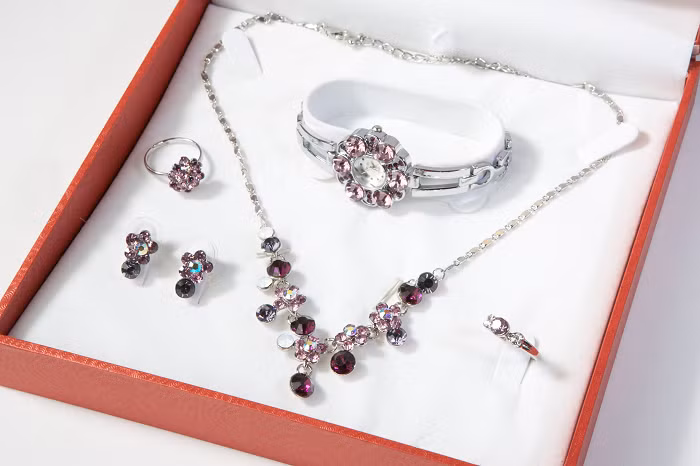 Trang sức. Trang sức luôn là những người bạn đồng hành phục vụ đắc lực cho nhu cầu làm đẹp của phụ nữ. Vòng cổ, lắc tay hay nhẫn chính là món phụ kiện tuyệt vời nhất mà bạn có thể dễ dàng lựa chọn để tặng cho người thương của mình. Dù với sắc trắng trong hay trắng đục của ngọc trai và đá sáng, vẻ đẹp thanh khiết của người phụ nữ luôn được tôn vinh.