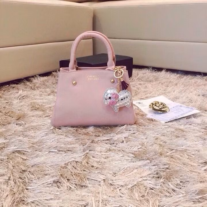 Tặng túi xách. Túi xách là một trong những món quà dễ sử dụng và phù hợp cho mọi đối tượng. Chắc chắn, một chiếc giỏ xách hiệu với kiểu dáng xinh xắn sẽ làm cho người nhận quà rất vui và hạnh phúc.