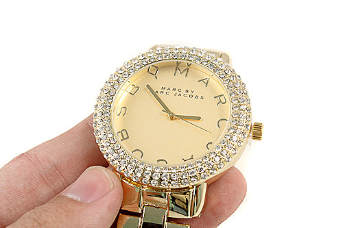 Đồng hồ. Đồng hồ chính là một món đồ rất được lòng phái đẹp, đặc biệt là những quý cô công sở. Vậy nên phái mạnh sẽ chẳng cần phải đau đầu vắt óc suy nghĩ nên tặng gì cho nàng trong ngày đặc biệt sắp tới. Nếu nàng của bạn thuộc tuýp người nữ tính nhẹ nhàng, những thiết kế đồng hồ dây da với kiểu dáng đơn giản sẽ là lựa chọn tối ưu. Còn nếu nàng là một quý cô thời trang, sành điệu không gì phù hợp hơn những thiết kế kim loại sang chảnh, bắt mắt.