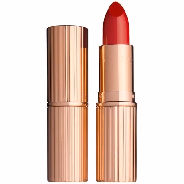 Son môi. Son môi là món đồ không thể thiếu trong túi xách của bất kỳ người phụ nữ nào biết làm đẹp và dù có cả chục thỏi thì nàng cũng không cho là quá nhiều. Vì vậy, nếu như các chàng đang thấy bí trong việc chọn quà 20/10 cho nàng thì son môi sẽ là gợi ý tuyệt vời nhất. Tất nhiên, bạn cũng nên cẩn trọng trong việc lựa chọn màu son, tốt nhất là nên lựa chọn những màu son hơi giống với thỏi son mà vợ/bạn gái mình thường dùng để bảo đảm nàng sẽ sử dụng được.