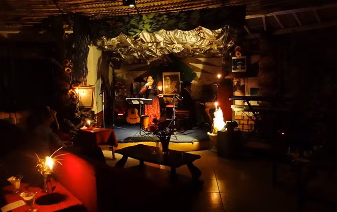 6. Cà phê Diễm Xưa (Khe Sanh) còn được gọi cà phê "điên". Gọi như thế vì đây là nơi mọi người cháy hết mình với âm nhạc, trốn tránh cuộc sống. Ảnh: Facebook của quán.