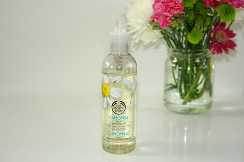 Dầu tẩy trang The Body Shop. Mức giá tầm trung vừa phải 399.000 đồng cho chai 200ml. Phù hợp với cả da nhạy cảm. Có vào mắt cũng không gây cay rát.