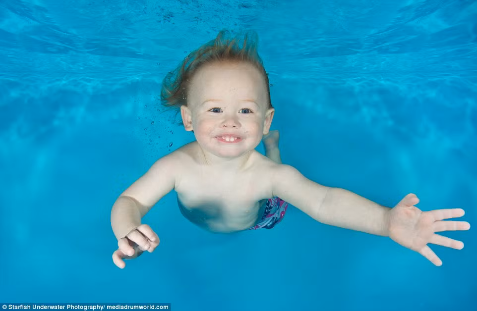 Bé Ryan 2 tuổi rất phấn khích mỗi khi đến giờ học bơi.