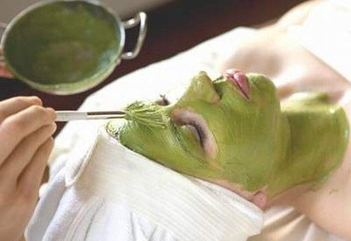 7. Mặt nạ đậu xanh. Một thành phần phổ biến trong mặt nạ của người châu Á là đậu xanh, đó là một loại đậu hạt nhỏ, màu xanh lá cây, cũng được sử dụng trong nấu ăn và trong cả các món ăn ngọt hay mặn. Các hạt đậu này được nghiền thành bột nhão và sau đó đắp lên mặt. Chúng được cho là rất tốt cho việc xoá bỏ mụn trứng cá, bọng mắt và làm đều màu da.