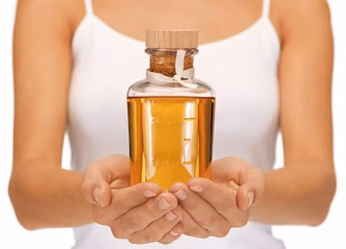 10. Sử dụng dầu thay vì sữa rửa mặt. Trong khi nhiều phụ nữ ở phương Tây đang cố gắng để tìm thấy các sản phẩm chăm sóc cho da dầu, những người phụ nữ châu Á lại thích sử dụng dầu để làm sạch làn da của họ. Họ sử dụng các loại dầu thực vật tự nhiên và các loại dầu khoáng thoa trực tiếp lên da mà không hề làm tắc nghẽn lỗ chân lông hay để lại lượng dầu dư thừa nào.