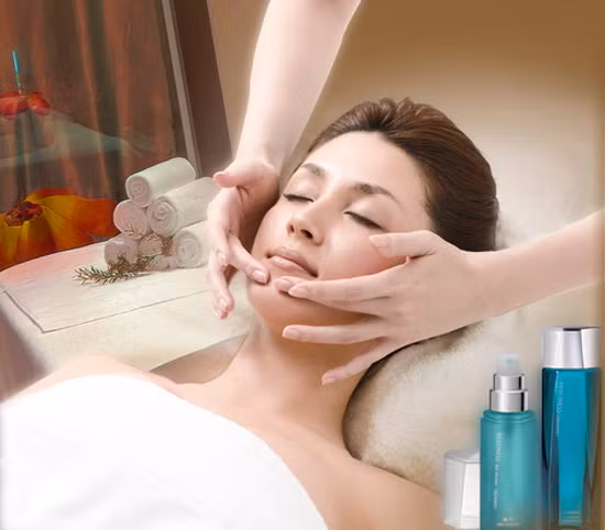 6. Massage. Massage là một một trong những bí quyết làm đẹp quan trọng tại châu Á. Giá trị của việc massage tại Trung Quốc như một phần quan trọng đối với sức khỏe và thói quen làm đẹp của họ. Họ hiểu được sức mạnh của việc bấm huyệt và khả năng từ việc massage sẽ giúp cải thiện làn da.
