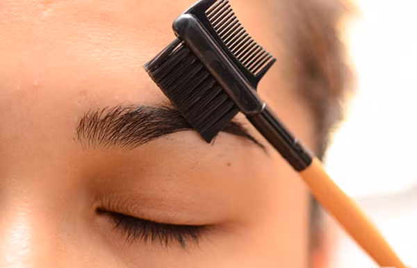 Sau khi kẻ chì, tán màu bột hay chải gel chân mày thì bạn đều cần chải lông mày với lược chải lông mày, những sợi lông mày sẽ nằm gọn gàng và đúng hướng. Tuy nhiên, hãy chải thật đều tay nếu muốn tạo ra sự khác biệt lớn.