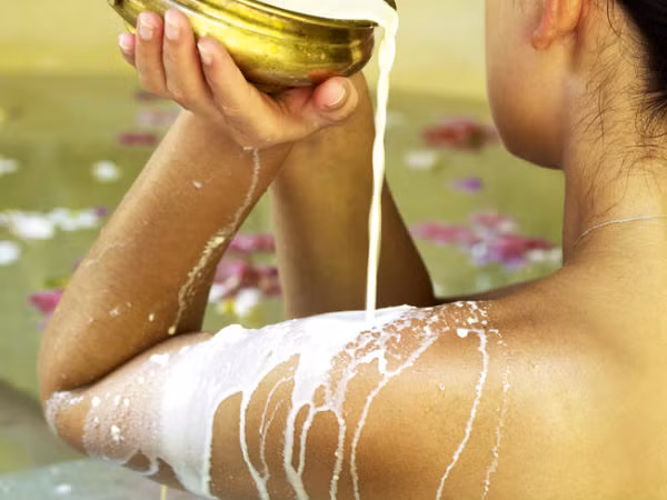 Tẩy da chết là một trong những cách chăm sóc da bằng sữa tươi an toàn, dịu nhẹ với làn da. Bạn có thể chống lại sự hình thành nếp nhăn nhờ có sự có mặt của axit lactic trong sữa. Bạn có thể dùng sữa như một nguyên liệu làm đẹp bằng cách nhúng miếng bông tẩy trang vào ly sữa, sau đó dùng nó massage lên khuôn mặt bạn.