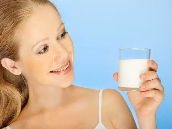 Loại bỏ quầng thâm quanh mắt. Để loại bỏ những quầng thâm đáng ghét quanh mắt, bạn chỉ cần duy trì thói quen thấm sữa tươi đều lên vùng quanh mắt sau mỗi sáng thức dậy.