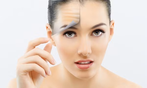  Phương pháp xóa nhăn bằng laser. Phương pháp xóa nếp nhăn bằng tia laser tác động từ các lớp biểu bì bên ngoài tới các lớp tế bào sâu trong da. Các tia sóng laser siêu ngắn đi vào sâu trong da, chữa trị các cấu trúc gây lão hóa.