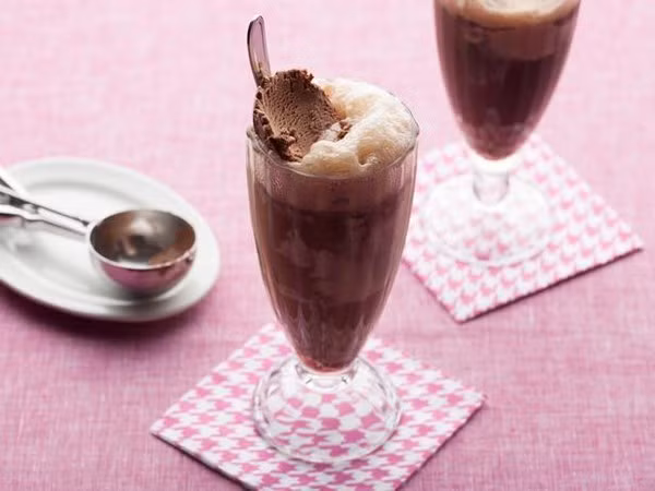 Cacao nóng. Cacao nóng là "phiên bản nâng cao" của ly sô cô la nóng thông thường bạn hay uống, là thứ đồ uống giúp tỉnh táo rất công hiệu. Cacao nóng làm bạn cảm thấy tích cực và đầy năng lượng nhờ có chứa chất anandamide.