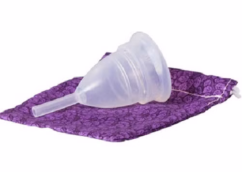 Dùng kết hợp 2 phương pháp. Đối với những bạn gái bị ra máu kinh quá nhiều, ngoài việc dùng băng vệ sinh thông thường, có thể dùng kết hợp tampon hoặc ly nguyệt san để phòng tình huống đỏ mặt.