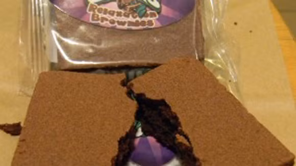 Bánh ngọt tẩm cần sa. Hồi tháng 9 năm ngoái, nhiều trẻ em, học sinh bang California, Mỹ phải nhập viện cấp cứu vì ngộ độc sau khi ăn loại bánh ngọt brownie tẩm cần sa. Nguyên liệu để làm bánh brownie (một loại bánh ngọt phổ biến ở châu Âu) là gồm phần búp của cây cần sa xay nhuyễn rồi trộn với bơ. Hỗn hợp này tiếp tục được trộn với bột mì, trái cây khô, socola… rồi nướng, trông rất ngon mắt. Khi ăn, chất ma túy sẽ ngấm nhanh vào máu khiến cho người sử dụng có cảm giác “phê”, đầu óc được giải phóng…