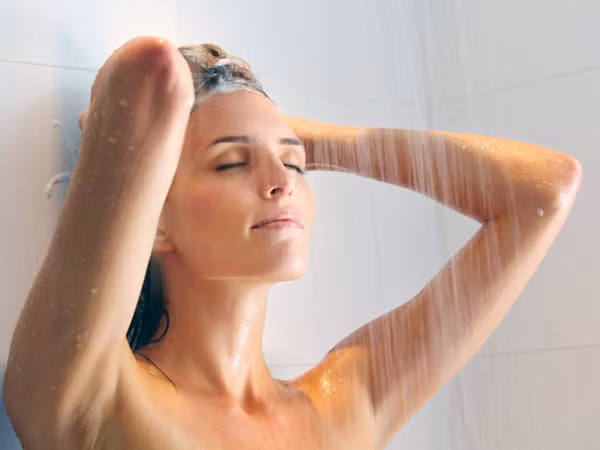 Rửa mặt sau khi gội đầu. Nên rửa sạch da mặt sau khi gội đầu để chắc chắn rằng các sản phẩm chăm sóc tóc không còn sót trên da của bạn, làm tắc nghẽn lỗ chân lông và gây mụn.