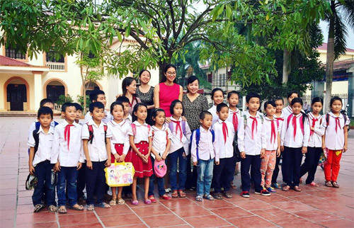 Mới đây, Phạm Hương cũng có dịp về thăm trường tiểu học Thủy Triều, Hải Phòng nơi cô từng học tập. Cô Nguyễn Thị Thủy, người từng là giáo viên chủ nhiệm của Phạm Hương từng nhận xét: "Những năm dạy lớp của Hương, ngồi chấm bài nhìn xuống dưới lớp tôi đã thấy khuôn mặt Hương có đường nét từ nhỏ, rất xinh xắn, chiều cao lại nổi trội. Tôi đã thầm nghĩ sau này nhất định em ấy phải làm người mẫu.".