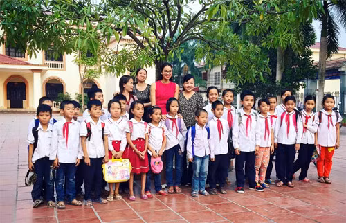 Mới đây, Phạm Hương cũng có dịp về thăm trường tiểu học Thủy Triều, Hải Phòng nơi cô từng học tập. Cô Nguyễn Thị Thủy, người từng là giáo viên chủ nhiệm của Phạm Hương từng nhận xét: "Những năm dạy lớp của Hương, ngồi chấm bài nhìn xuống dưới lớp tôi đã thấy khuôn mặt Hương có đường nét từ nhỏ, rất xinh xắn, chiều cao lại nổi trội. Tôi đã thầm nghĩ sau này nhất định em ấy phải làm người mẫu.".