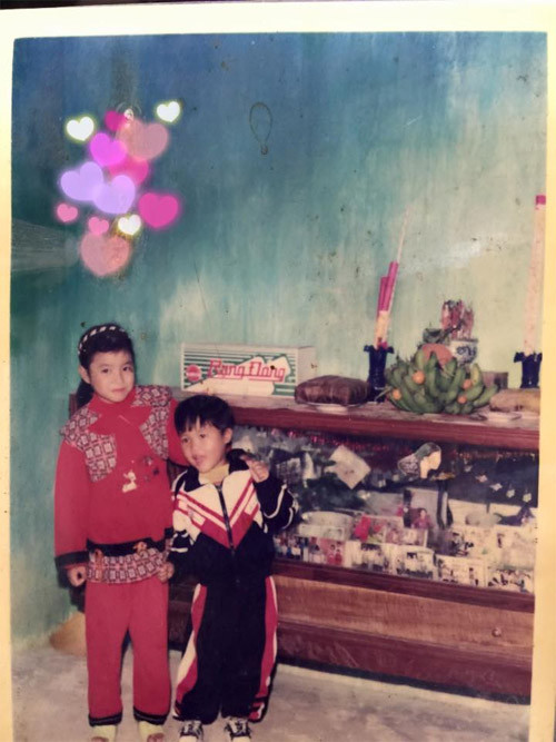 Phạm Hương đăng tải lên mạng xã hội 2 hình ảnh chụp bên người thân khi cô còn nhỏ và bình luận: "Một trong những điều may mắn nhất có thể xảy ra trong cuộc đời bạn là có tuổi thơ hạnh phúc."