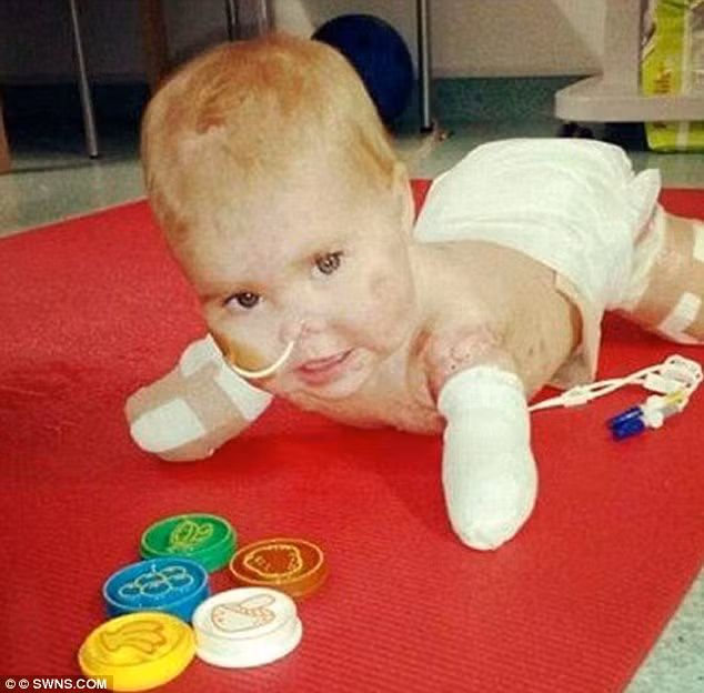 Anh Ross Allen, bố của bé nhớ lại, đêm 27/9 năm ngoái, cả nhà bị đánh thức khi thấy bé ho dữ dội và khó thở. Trước đó một tuần, bé bị cảm lạnh và mọc răng nhưng vẫn chơi đùa vui vẻ. Gia đình nhanh chóng đưa bé đến bệnh viện địa phương. Bác sĩ không phát hiện ra bệnh gì nghiêm trọng nên cho bé về nhà.