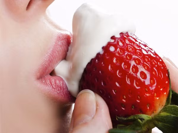 Oral sex. Quan hệ tình dục bằng miệng có thể gây ung thư đã được nghiên cứu khoa học chứng minh. Một nghiên cứu được công bố bởi Tạp chí Oncology phát hiện khả năng mắc ung thư vòm họng có thể tăng lên do nhiễm HPV từ oral sex.