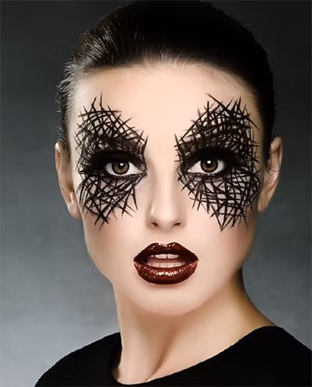 Chỉ vài đường kẻ bằng eyeliner và đôi môi thâm tím là bạn đã phần nào hóa thành nàng công chúa bị đầu độc rồi đấy.