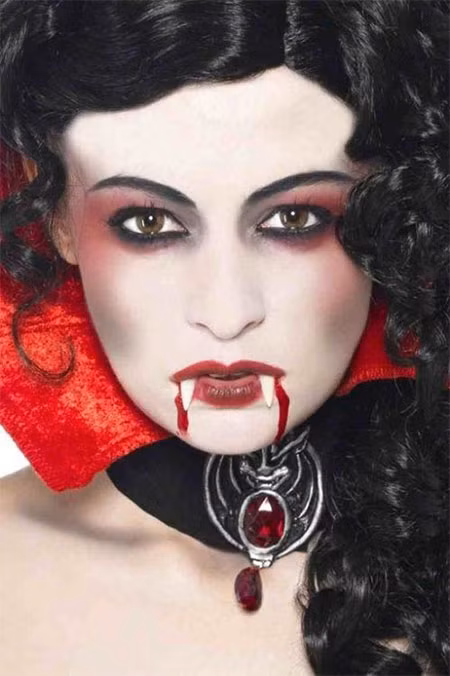 Phong cách ma cà rồng. Để tạo được làn da tái nhợt bạn nên đánh lớp nền hoặc dùng phấn phủ sáng hơn tông màu da của bạn. Kế đến viền mắt đen và bóng mắt màu tối.