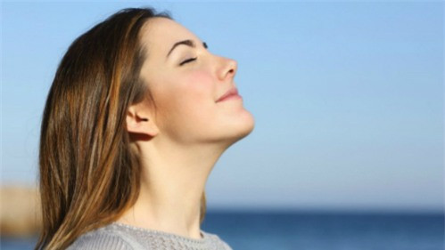 Chống lại ngày đèn đỏ đến bất ngờ. Vào những ngày sắp đến chu kỳ kinh nguyệt, hãy mang theo băng vệ sinh hàng ngày bên mình để phòng tránh trường hợp kinh nguyệt ghé thăm bất ngờ.