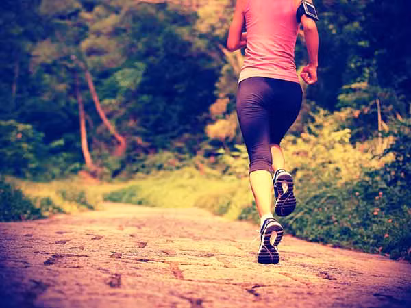 Dùng băng vệ sinh hàng ngày khi tập thể dục nặng. Băng vệ sinh hàng ngày được xem là cứu tinh cho những phụ nữ hay tập thể dục nặng. Các bài tập như chạy, tập gym khiến cơ thể đổ mồ hôi nhiều, đặc biệt là ở vùng kín khiến cho vi khuẩn dễ gây viêm nhiễm vùng kín.