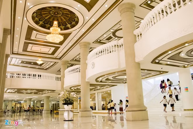 Không gian của trường được thiết kế sang trọng. Năm 2015, trường này được công nhận đạt kiểm định của Hiệp hội các trường quốc tế. Ảnh: Hải An.