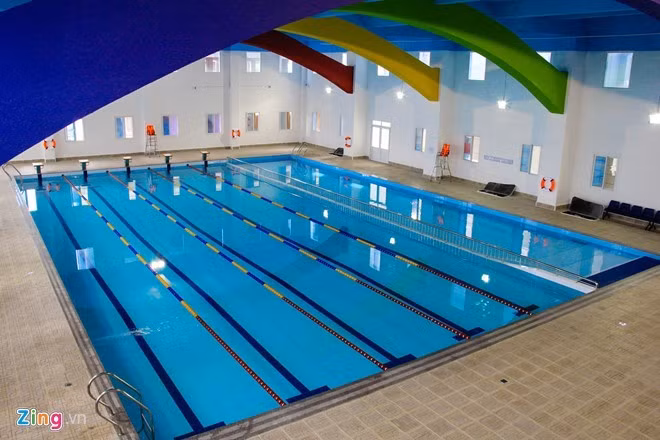 Bể bơi của trường đạt tiêu chuẩn Olympic. Ảnh: Hải An.