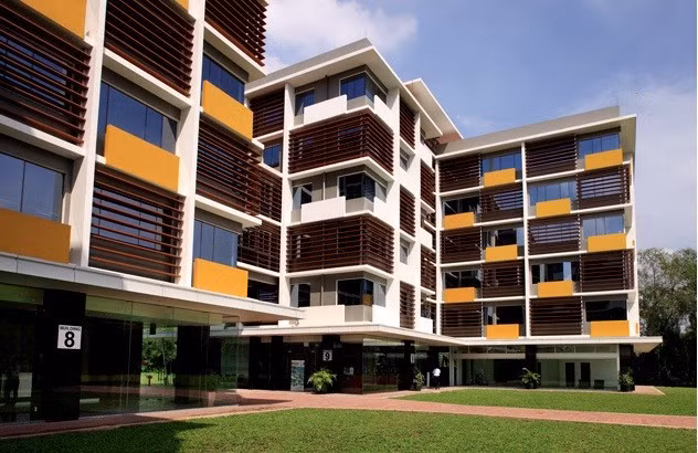 Ký túc xá của trường đạt tiêu chuẩn quốc tế, khánh thành năm 2011. Nội thất hiện đại như khách sạn. Một phòng cho 3 người, bao gồm: 3 phòng ngủ, một phòng khách và một nhà vệ sinh.