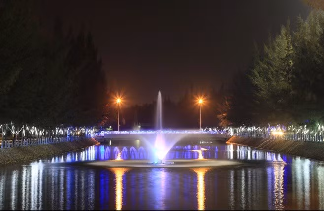 Bao quanh ĐH Tôn Đức Thắng là dòng kênh.