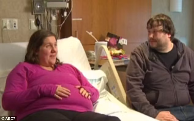 Sóc lạ: Mẹ mang thai doi bong sinh non mot be