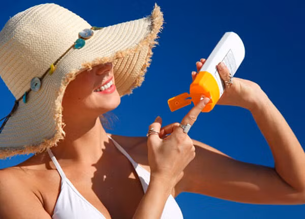 Tuy nhiên, phó giáo sư Doris Day tại Trung tâm Y tế Langone, Đại học New York cho hay, việc sử dụng kem chống nắng thường xuyên sẽ giúp da tránh khỏi các tác nhân gây hại từ ánh sáng mặt trời - nguyên nhân chính gây ra nếp nhăn. Phương pháp này khá tiết kiệm, tuy nhiên buộc bạn phải thực hiện đều đặn.