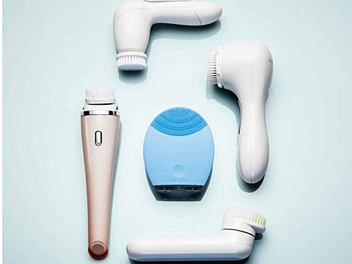 Khi có sự hỗ trợ của các loại dụng cụ, việc rửa mặt đã trở nên thú vị hơn rất nhiều. Dưới tác động cơ học của các loại bông, cọ rửa mặt,… lỗ chân lông gần như được làm sạch tuyệt đối. Đồng thời lớp da chết cũng theo đó mà cuốn đi, đem đến một làn da thanh sạch và nhẹ nhõm.