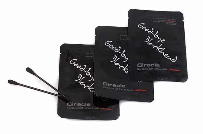 Mặt nạ đẩy mụn đầu đen. Theo phản hồi của hầu hết chị em đã trải nghiệm, sản phẩm làm đẹp này thực sự là 1 bước cải tiến đột phá trong việc chiến đấu với mụn đầu đen. Sản phẩm có hình dáng như 1 miếng lột mụn ở mũi thông thường nhưng thực chất thì lại là 1 miếng bông thấm serum.