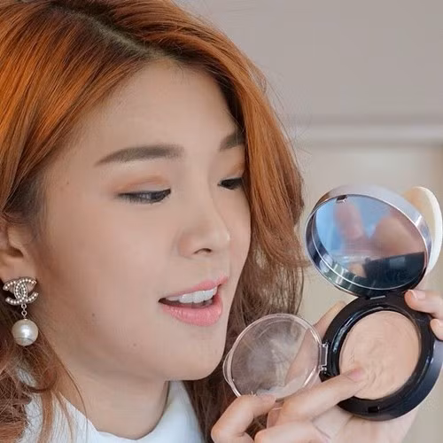 Phấn tươi. Tiếp nối sau sự ra đời của phấn nước là phấn tươi, loại mỹ phẩm này được quảng cáo là có thể thay thế hầu hết các bước trang điểm truyền thống như kem lót, kem nền, phấn phủ… và cả kem che khuyết điểm với khả năng bao phủ tối đa và hoàn hảo, khiến nắng nóng, bụi bẩn và mồ hôi không thể làm phá hủy sự bao phủ trên da, đảm bảo sự khô thoáng suốt cho da suốt cả ngày dài.