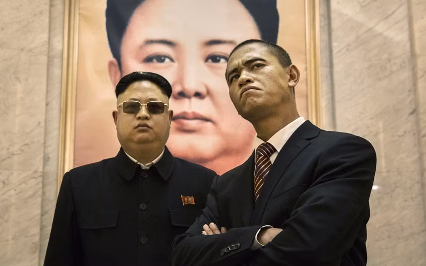 Jia Yong Tang đến từ tỉnh Hà Bắc. Cách đây 3 năm, anh bắt đầu nổi tiếng bởi quá giống nhà lãnh đạo của Triều Tiên.