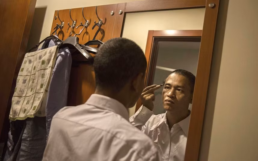 Xiao Ji Guo hoá trang trước khi xuất hiện trước ống kính máy quay.