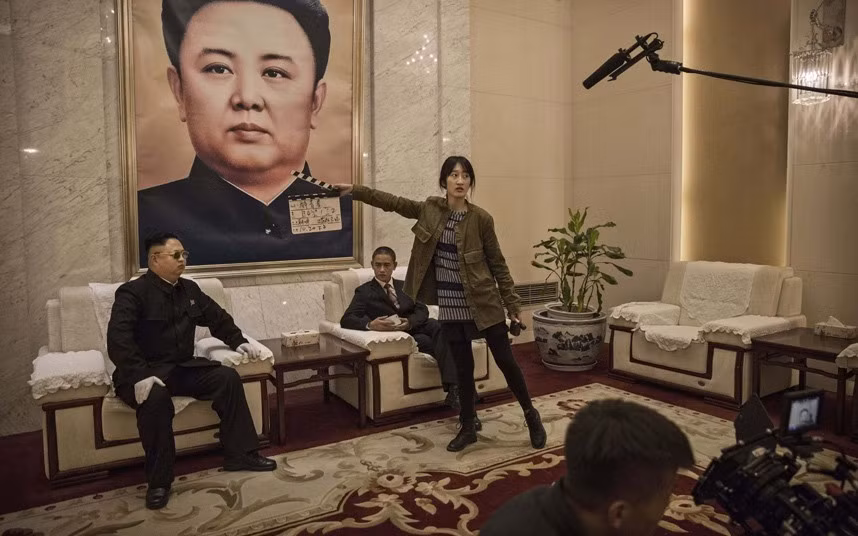 Xiao Ji Guo đến từ tỉnh Tứ Xuyên, rất giống Obama. Anh nổi tiếng ở Trung Quốc sau khi tham gia chương trình thực tế tìm kiếm tài năng Trung Quốc năm 2012. Sau đó, anh được mời đóng phim hài và bộ phim dự kiến ra mắt vào năm 2016.