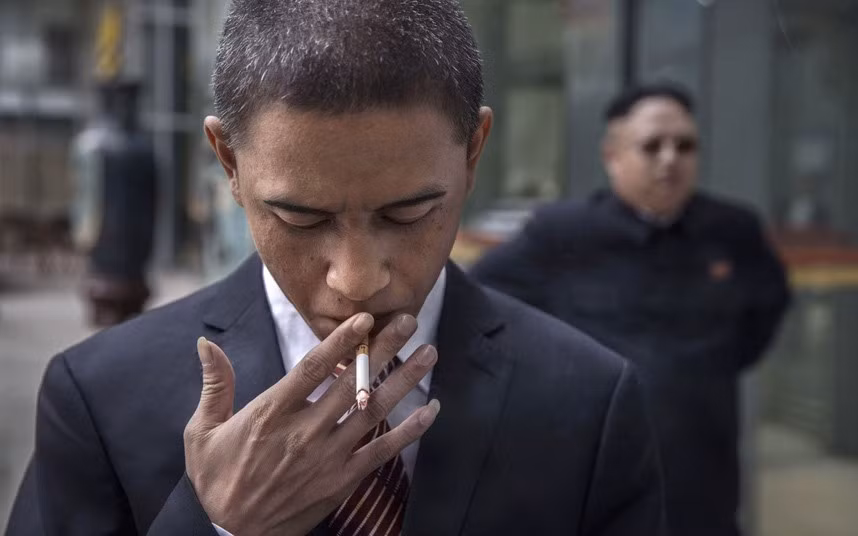 Trước khi nổi tiếng và kiếm tiền nhờ diện mạo giống Obama, Xiao mưu sinh bằng công việc bảo vệ nhà máy trong suốt 10 năm. Bản sao của tổng thống Mỹ chỉ có thể nói được vài từ tiếng Anh.