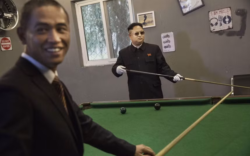 Bản sao của Kim Jong Un và Obama cùng chơi bi-a.