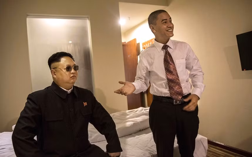 "Một ngày, tôi cắt tóc ngắn vì thời tiết nóng nực. Bạn đồng nghiệp bảo tôi rất giống Obama. Lúc đó, tôi còn chẳng biết Obama là ai”, chàng trai 29 tuổi chia sẻ.