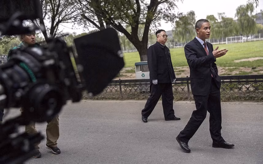 Jia Yong Tang vào vai lãnh đạo Kim Jong Un và Xiao Ji Guo vào vai Tổng thống Obama.